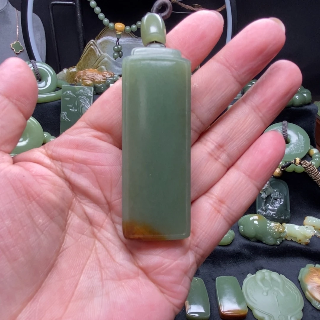未镶嵌岫岩河磨玉（透闪石质玉）挂件