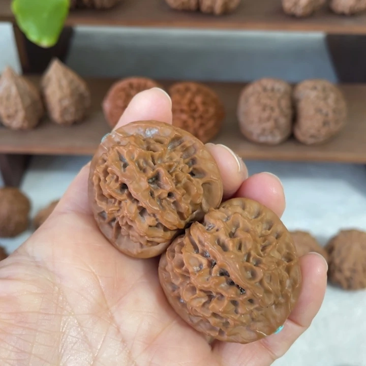 周***班秦岭山脉文玩核桃