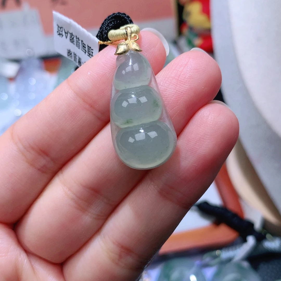 颈饰18K金镶嵌翡翠福豆