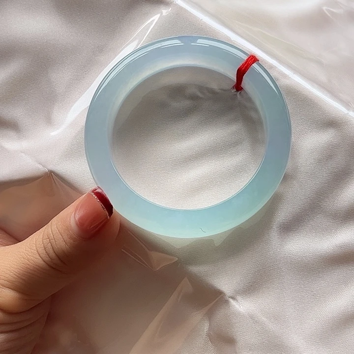 翡翠手镯未镶嵌52.5。