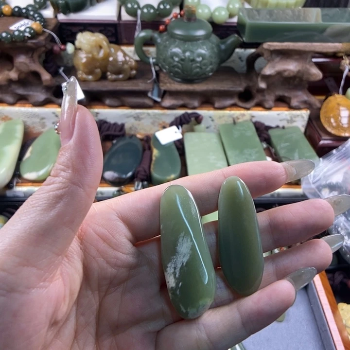 颈饰未镶嵌透闪石质玉爱*
