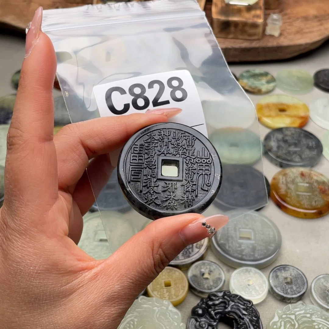 蛇纹石玉颈饰未镶嵌塔****鬼