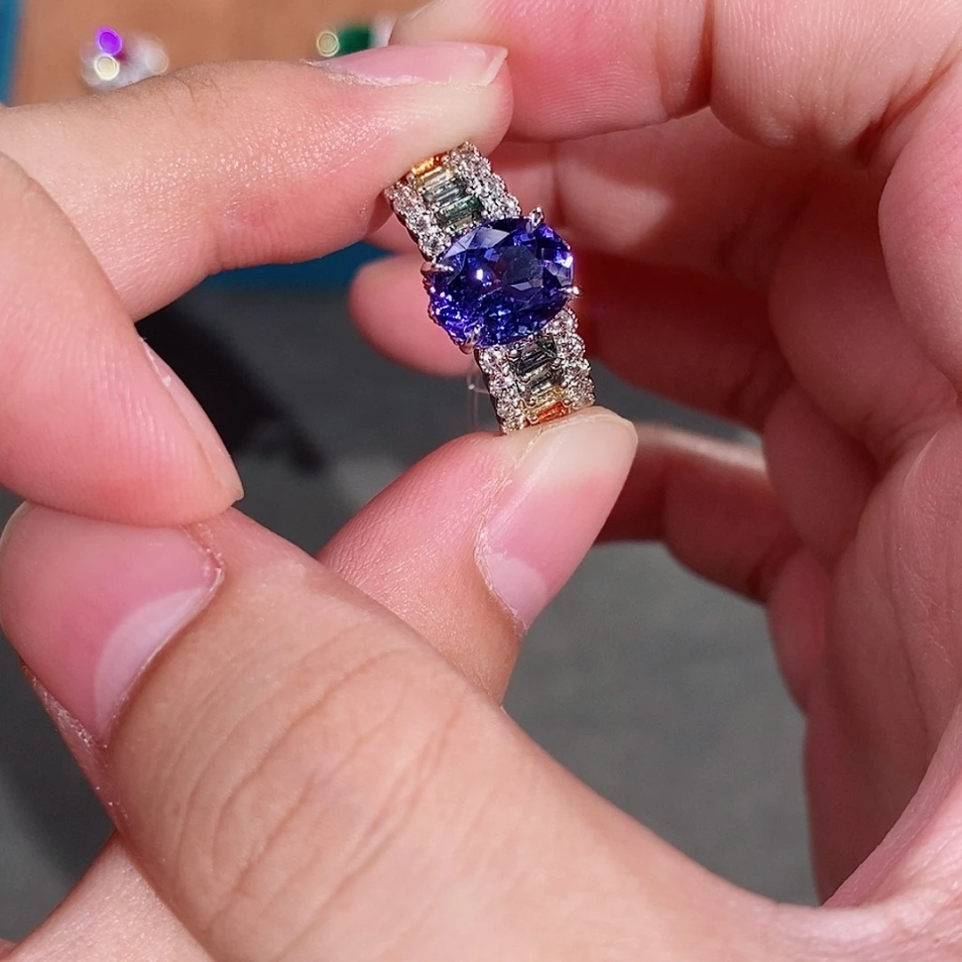 18K金镶嵌坦桑石戒指3.07ct
