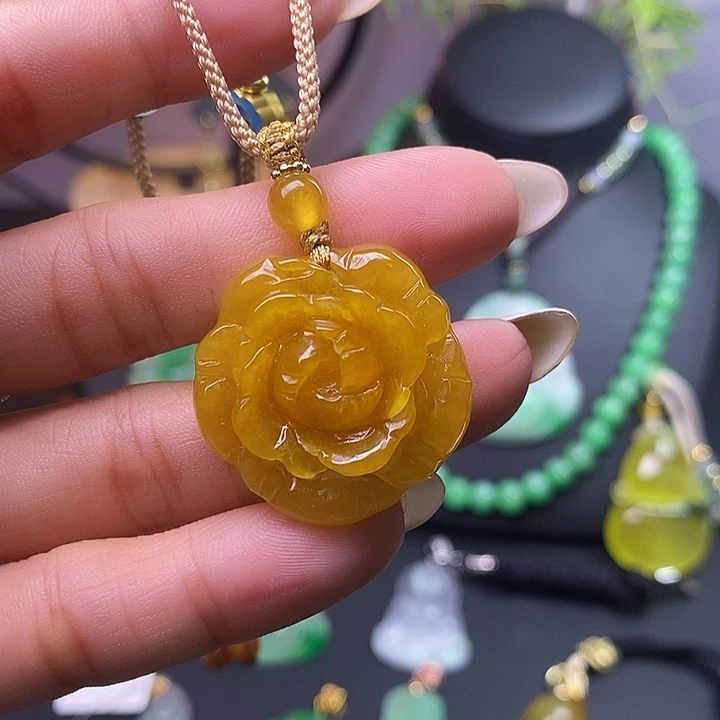 翡翠未镶嵌吊坠(赠链)