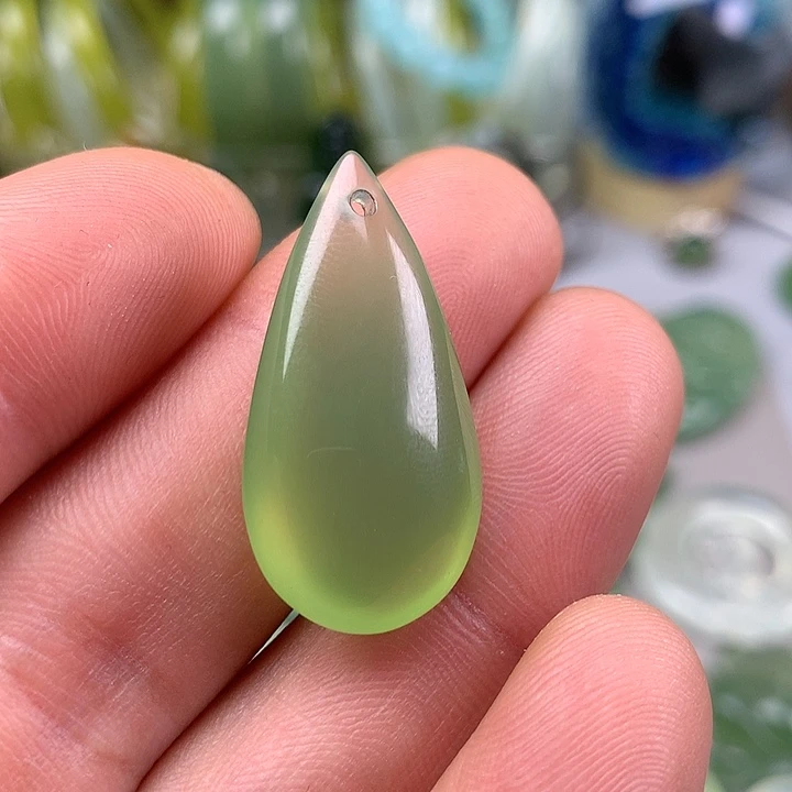 蛇纹石玉挂坠未镶嵌