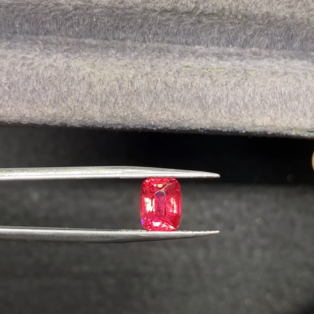 尖晶石裸石2.17克拉天然玻璃体满火彩满荧光莲花色马亨盖