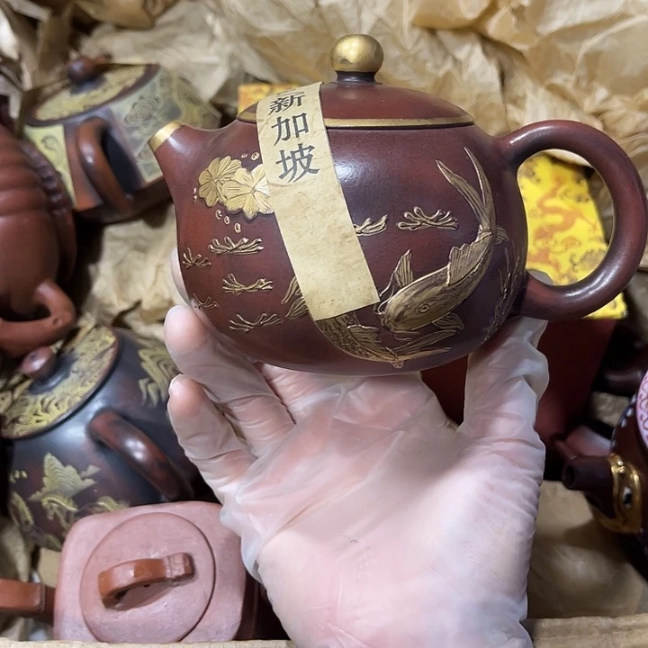 茶壶紫砂原矿泥料手工制作的一把紫砂壶。