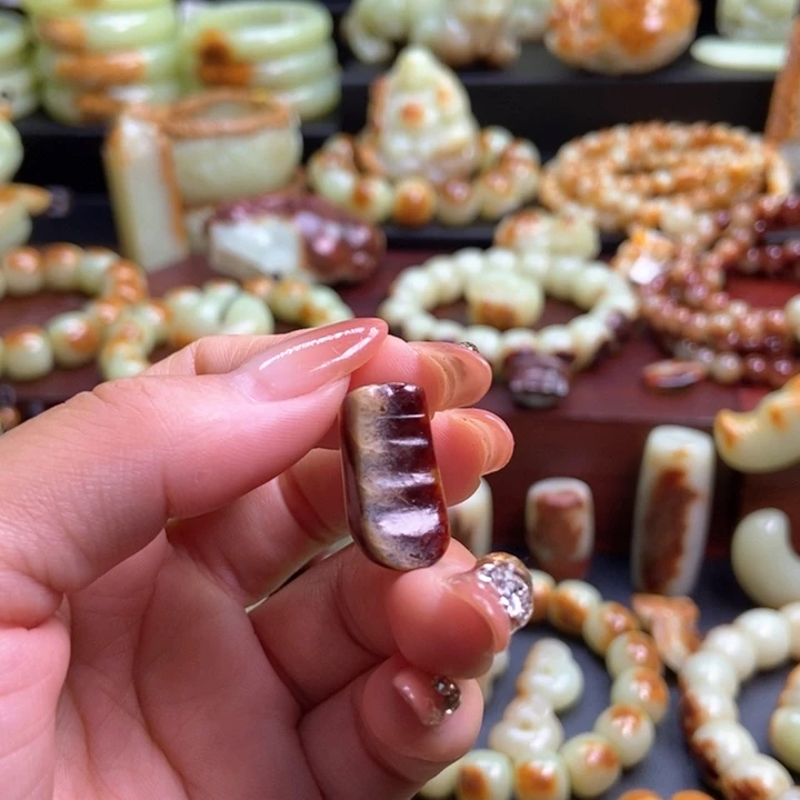 平***乐未镶嵌岫岩河磨玉（透闪石质玉）挂件