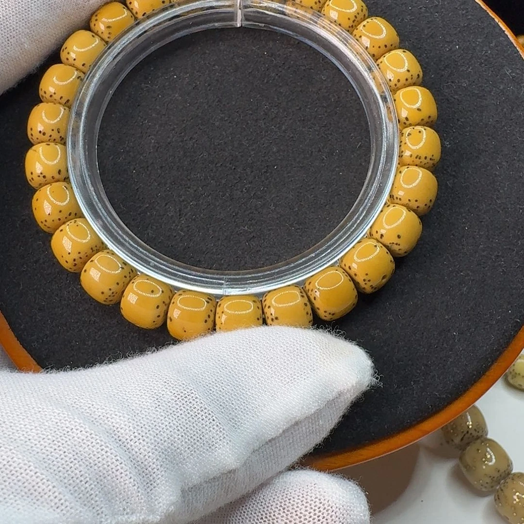 厦***情手串星月菩提卡9正月通体鸡油黄