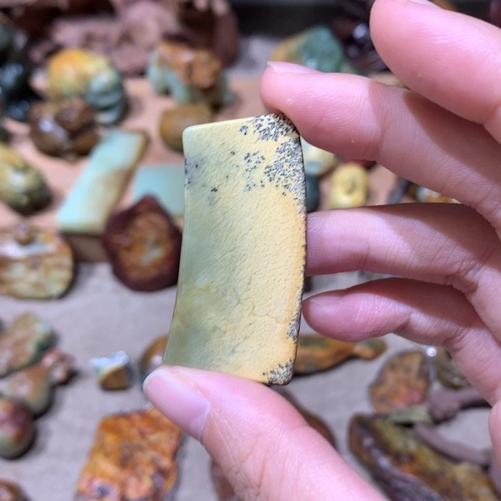 未镶嵌岫岩河磨玉（透闪石质玉）挂件