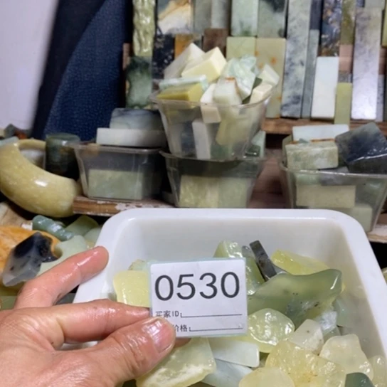 【闪购商品】未镶嵌蛇纹石玉珠宝玉器钱**锦