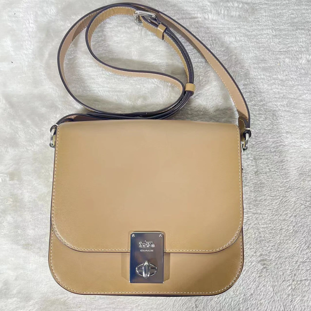 95新 COACH/蔻驰 卡其色斜挎包G25100128底长20*18