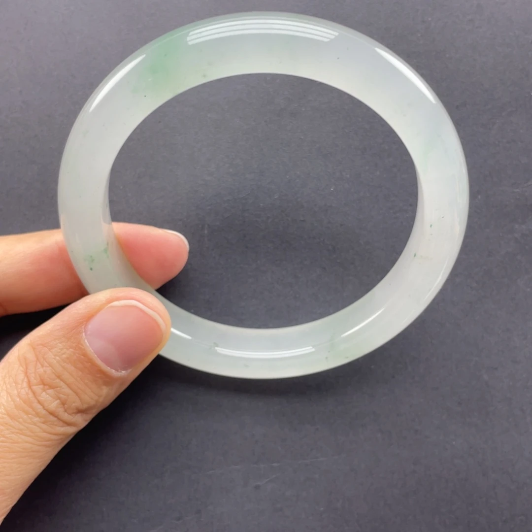 张***妞石英质玉未镶嵌手镯