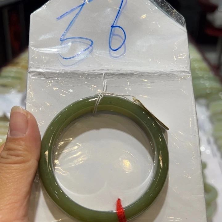 糖***果和田玉未镶嵌手镯