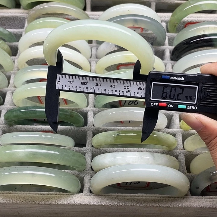 未镶嵌蛇纹石玉手镯81
