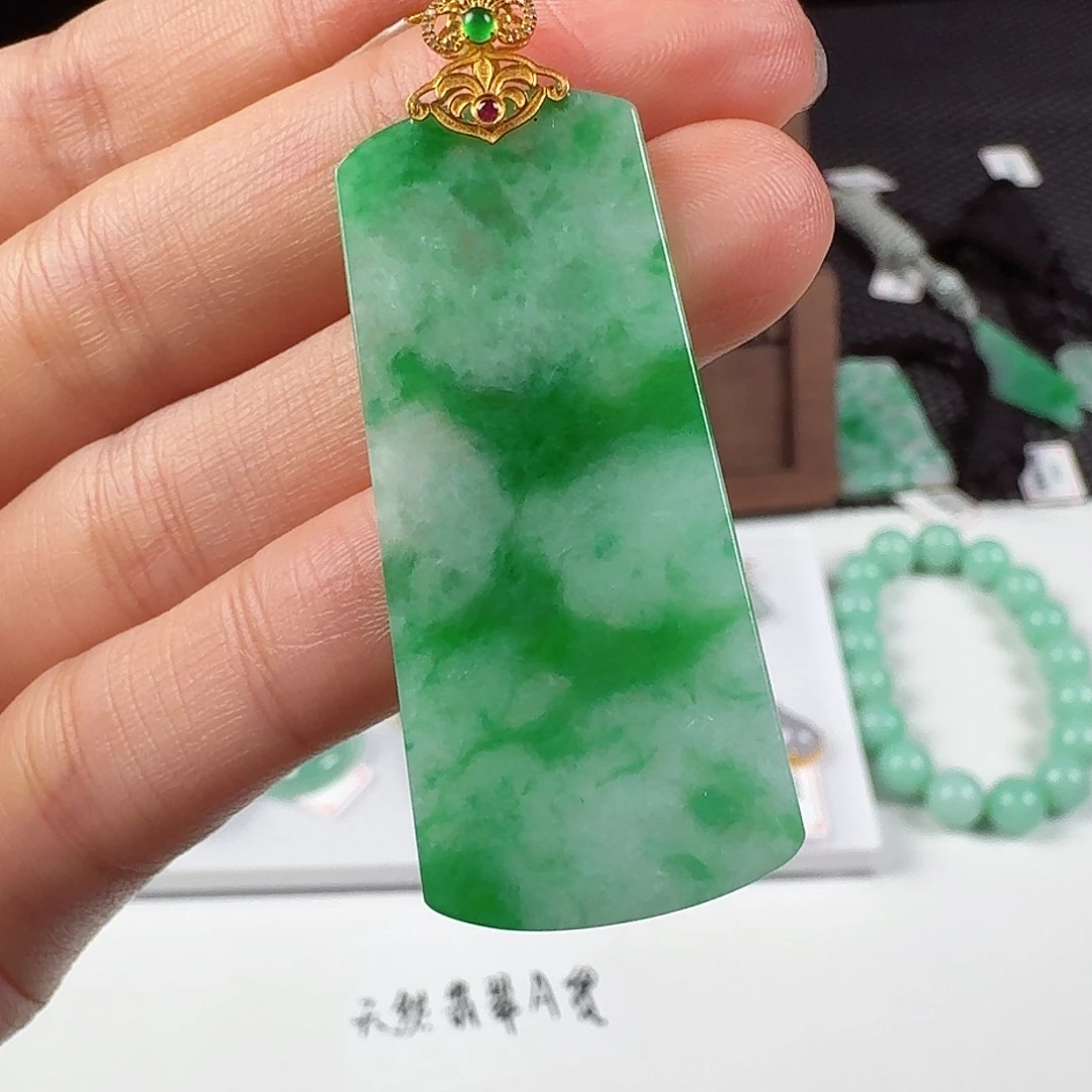 翡翠18K金镶嵌颈饰
