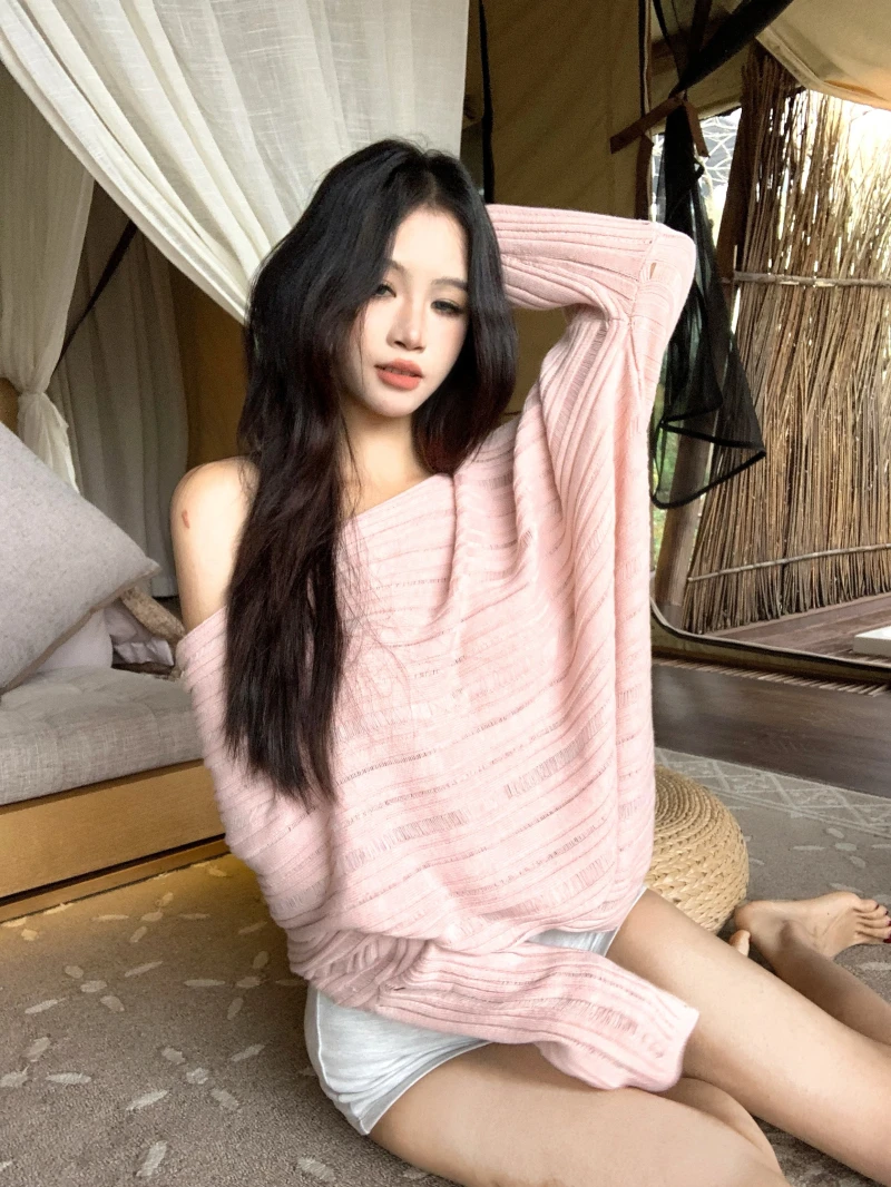 慵懒风松弛感女秋露肩不规则设计感镂空毛织上衣女露肩针织衫