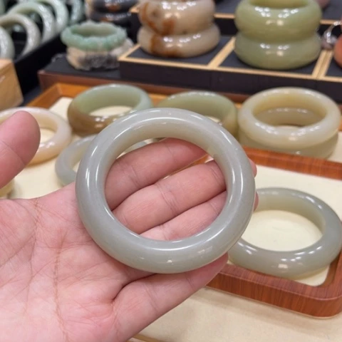 未镶嵌手镯石英质玉