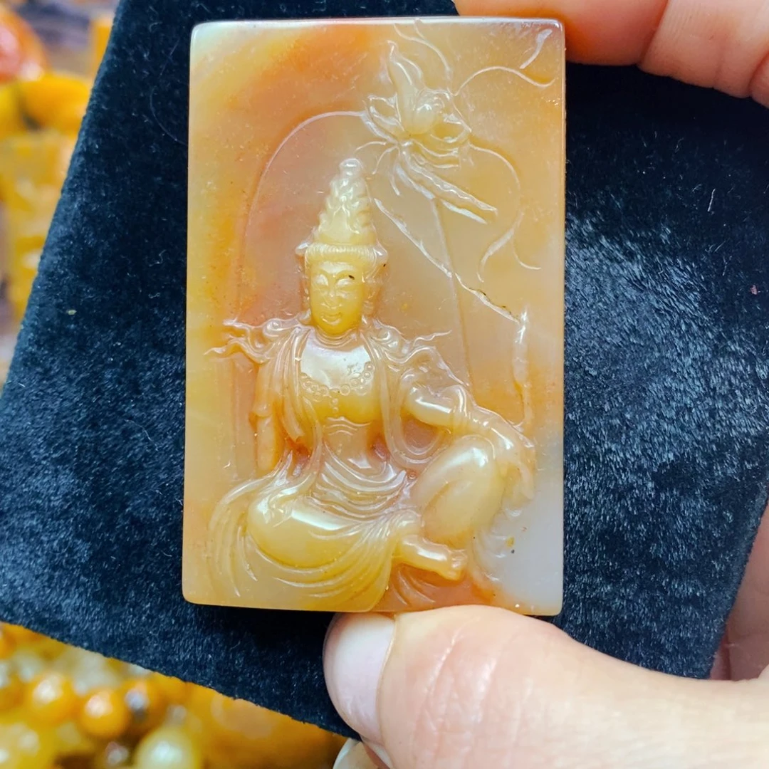 未镶嵌石英质玉（黄龙玉）颈饰
