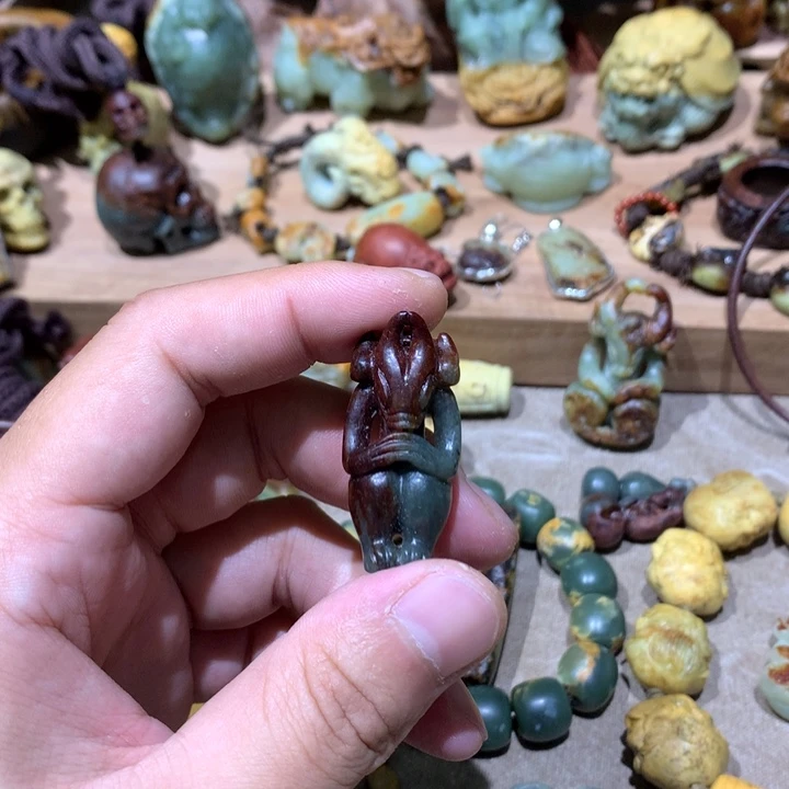 未镶嵌岫岩河磨玉（透闪石质玉）挂件