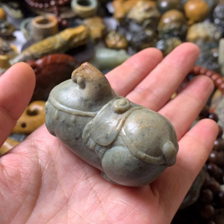 岫岩河磨玉（透闪石质玉）未镶嵌把件圣**和