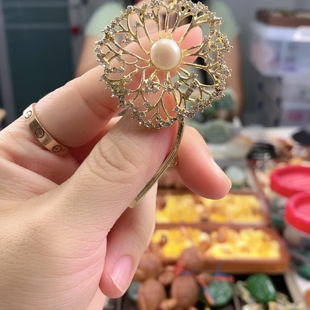 合金胸饰淡水珍珠