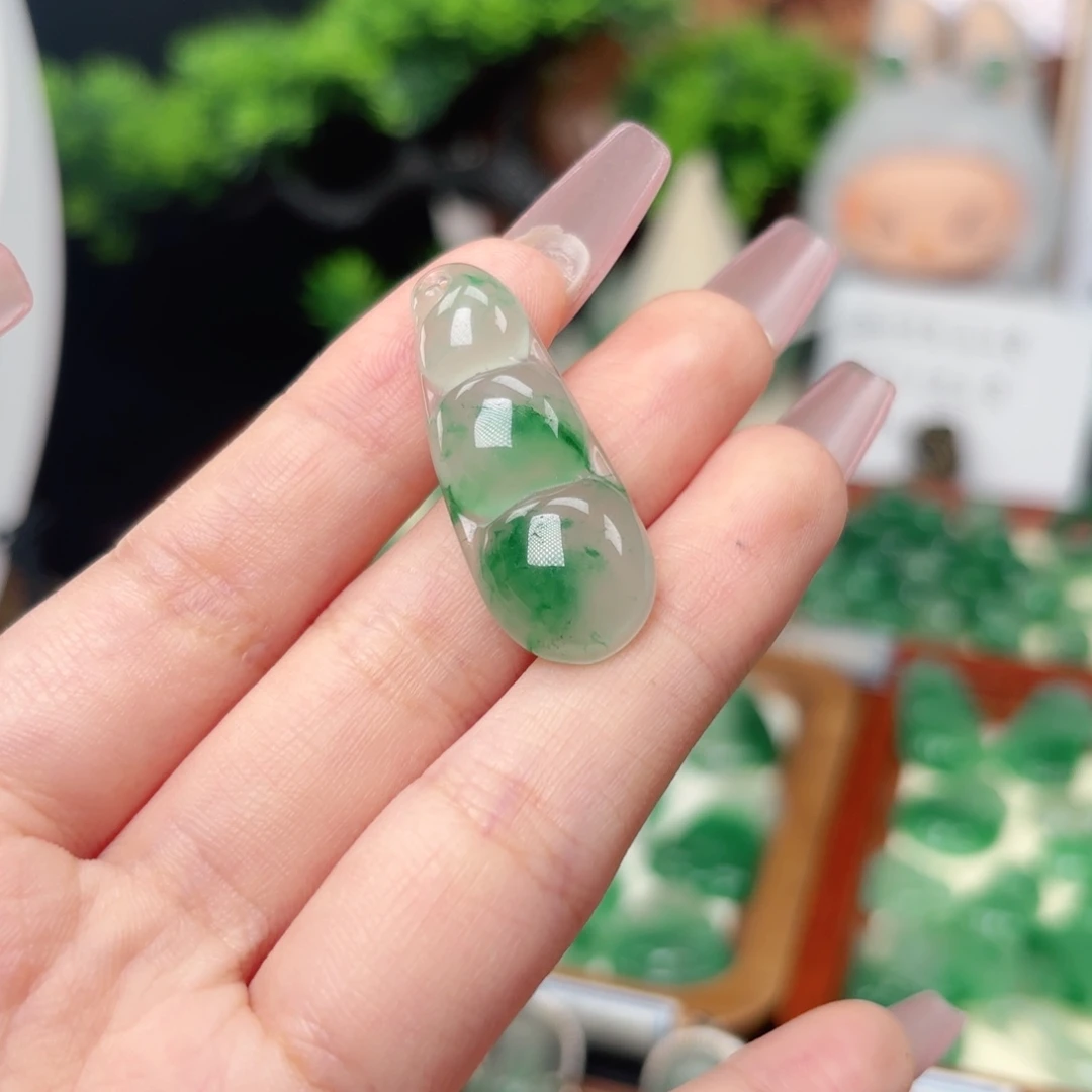 石英质玉（非洲翠）未镶嵌颈饰