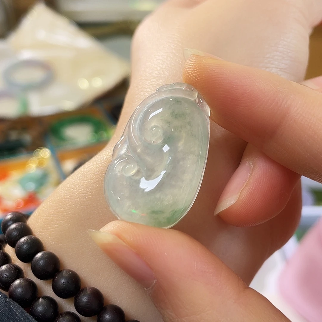 翡翠未镶嵌颈饰如意