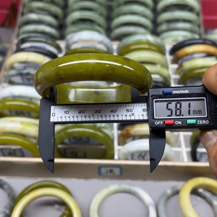 蛇纹石玉未镶嵌手镯46