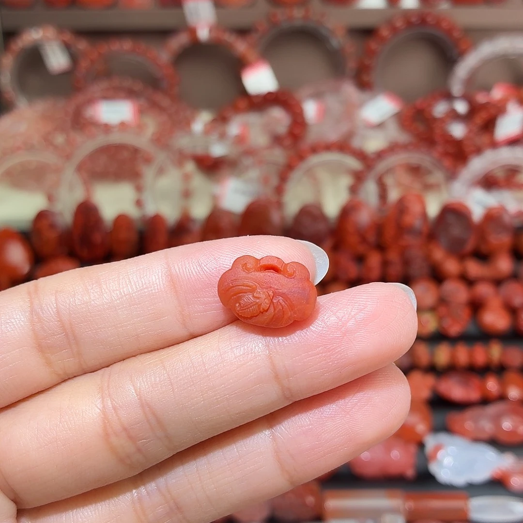 南红玛瑙未镶嵌颈饰如意锁