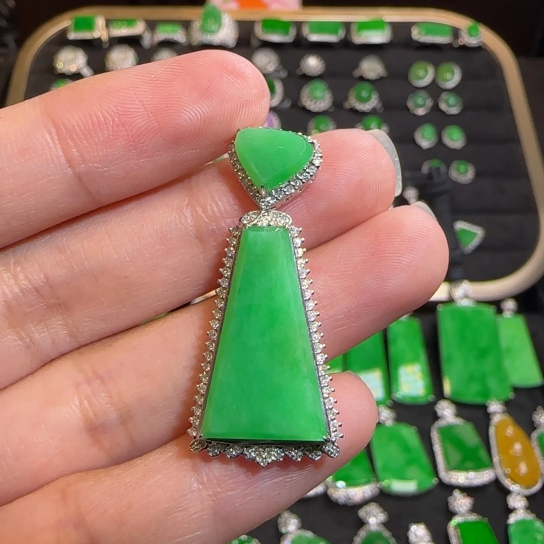 翡翠18K金镶嵌颈饰吊坠