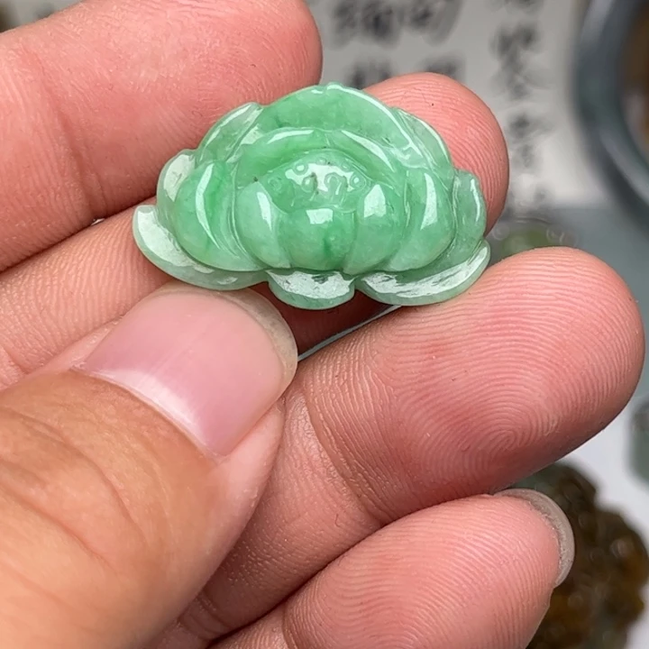 柠***.翡翠未镶嵌颈饰荷花