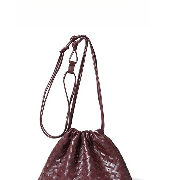 韩系高级感休闲腋下手工编织褶皱云朵包通勤大容量百搭斜挎抽绳包