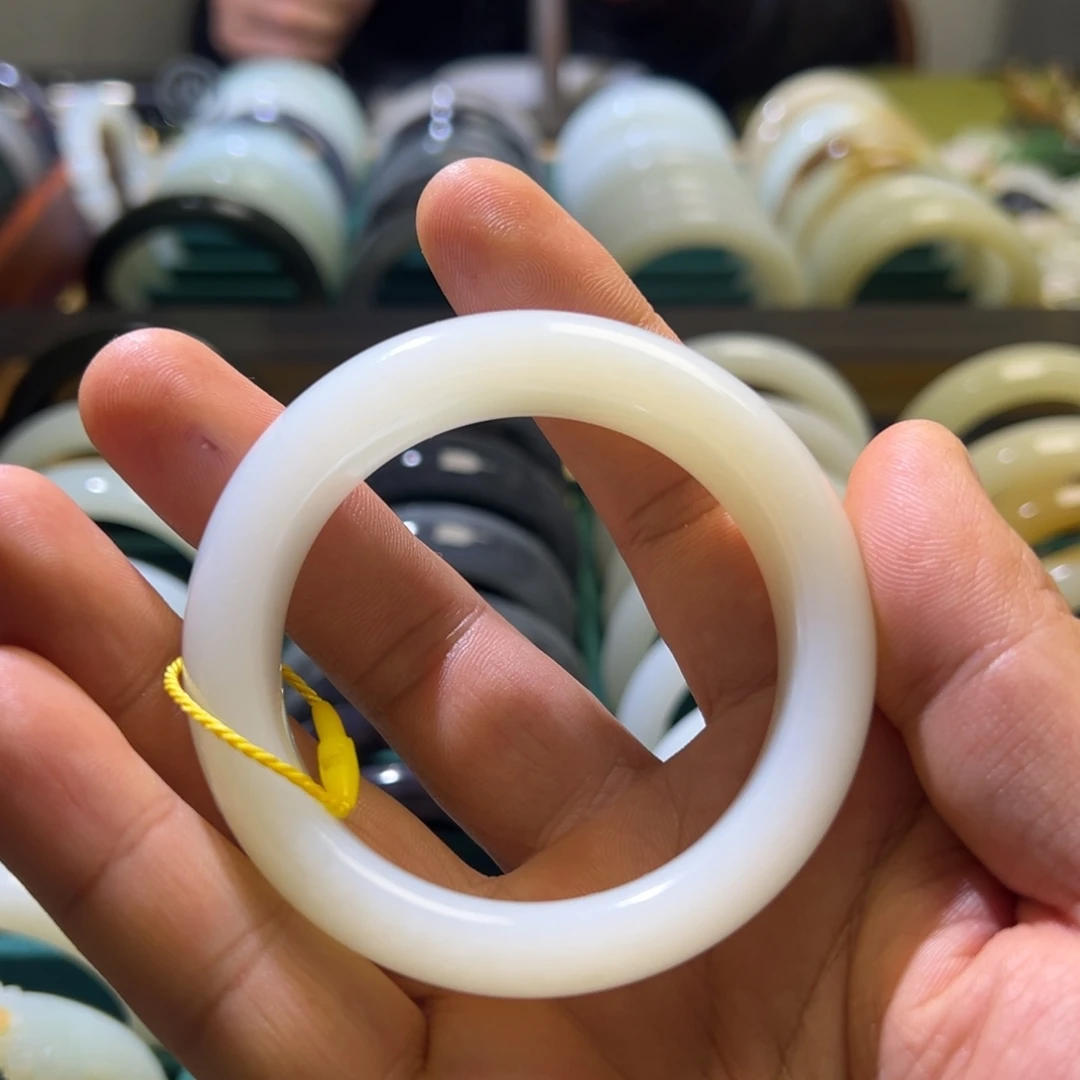 大***璐和田玉未镶嵌手镯