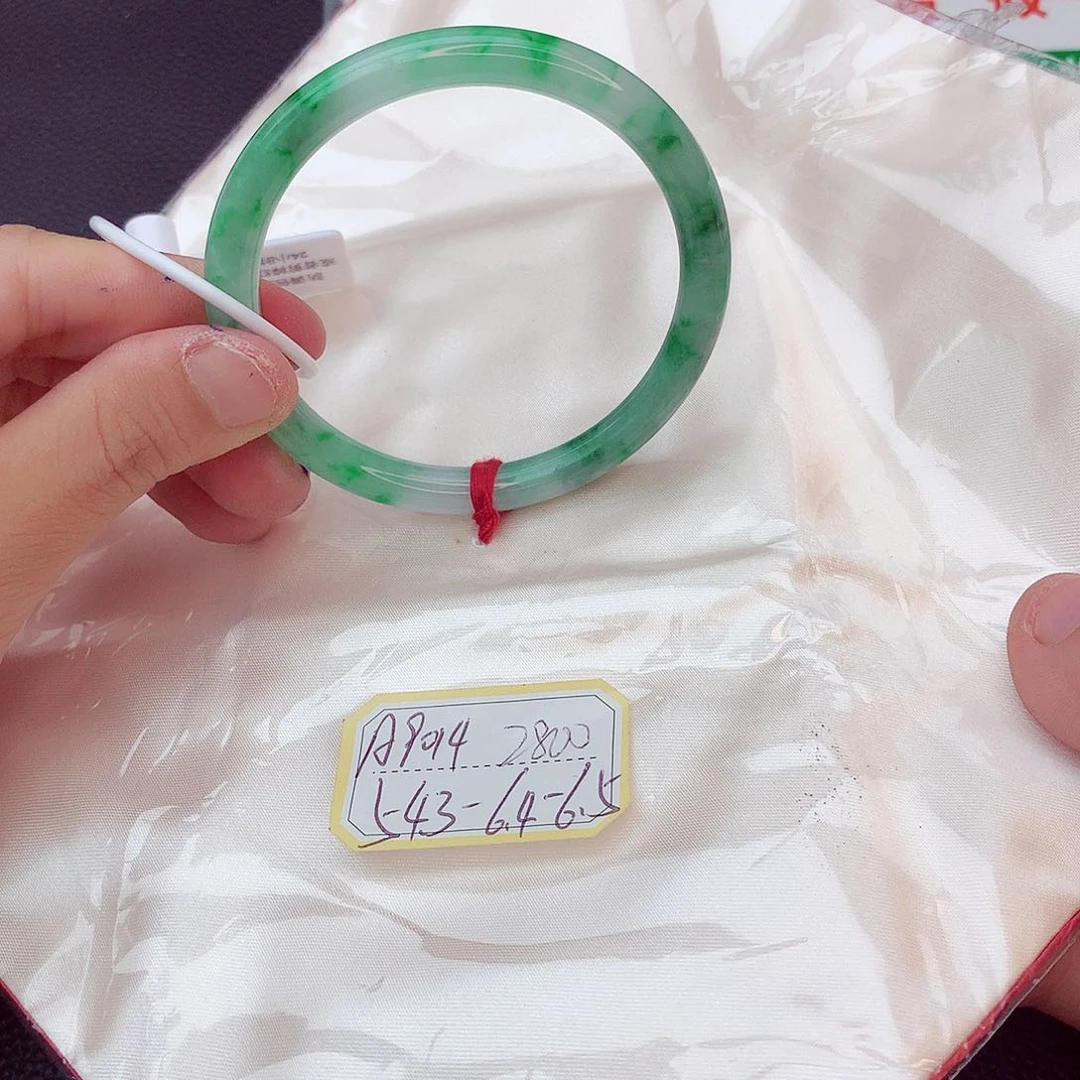 翡翠手镯未镶嵌翡翠