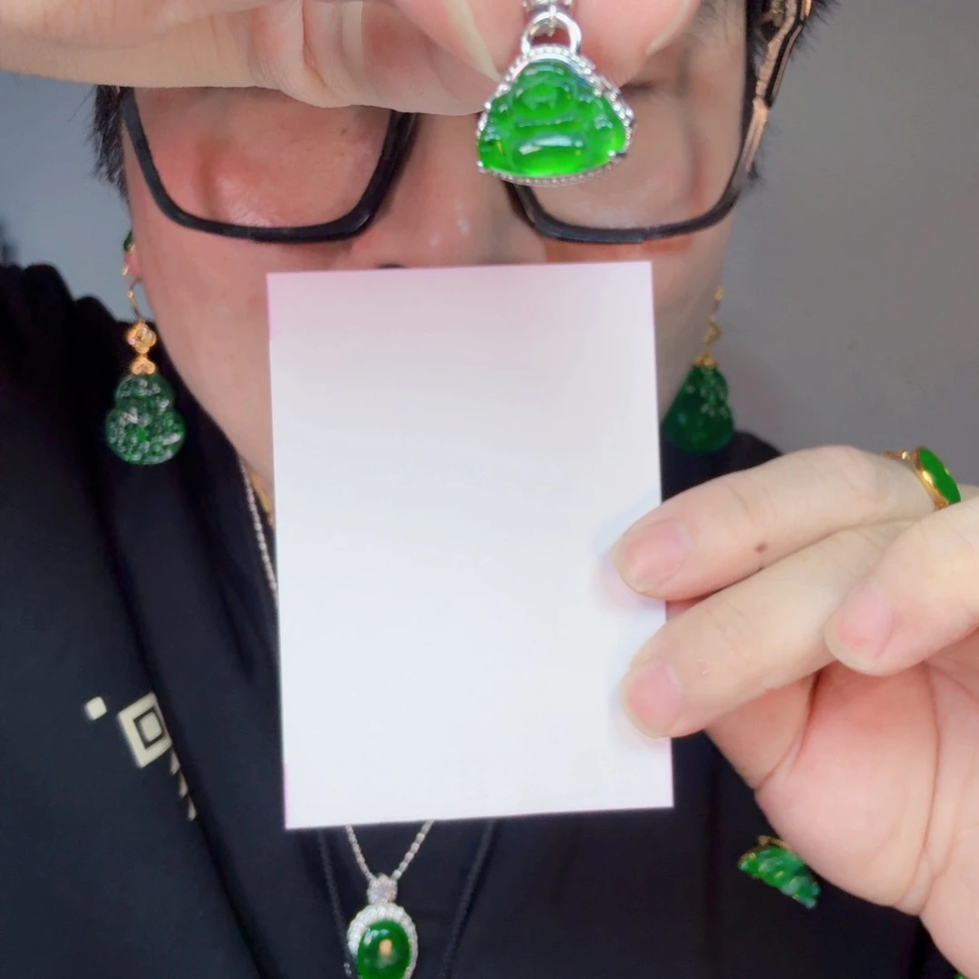 翡翠未镶嵌颈饰一件