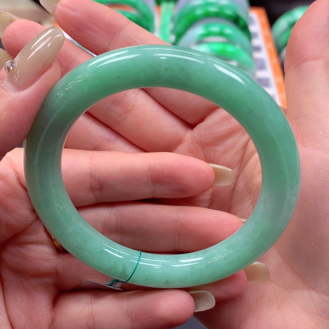 翡翠手镯未镶嵌翡翠
