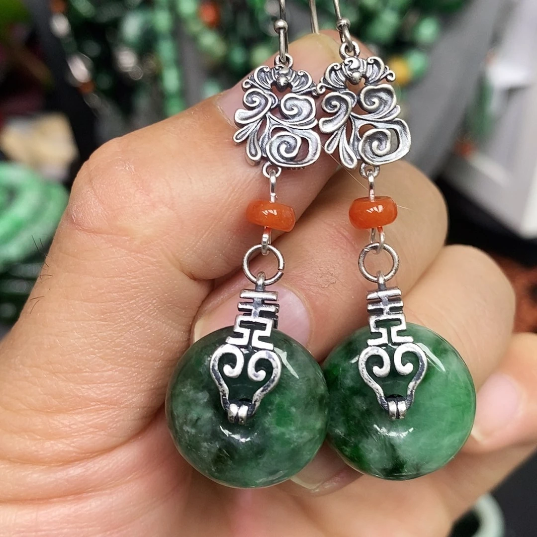 未镶嵌翡翠耳饰漂亮美眉