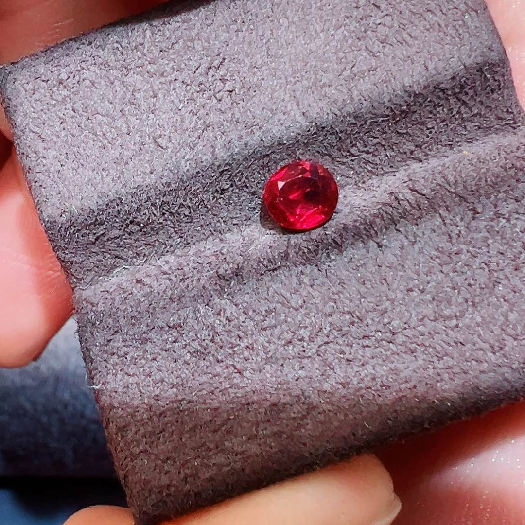 石榴石裸石未镶嵌橙**紫0.67克拉天然石榴石鸽血红