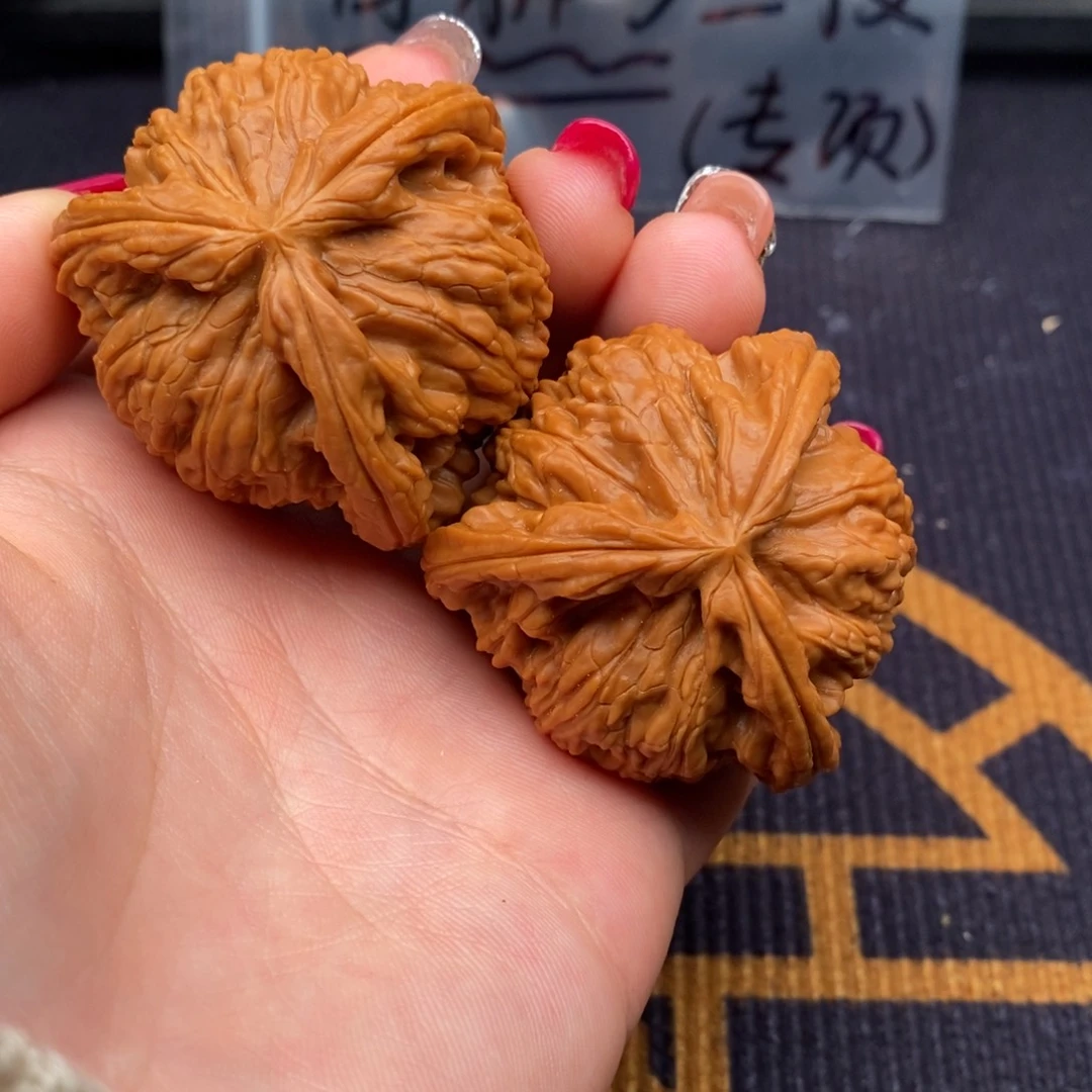 李***春文玩核桃把件白狮子