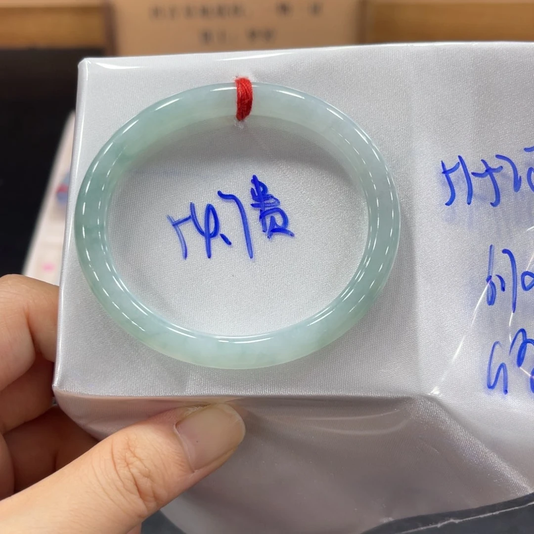 翡翠手镯未镶嵌翡翠