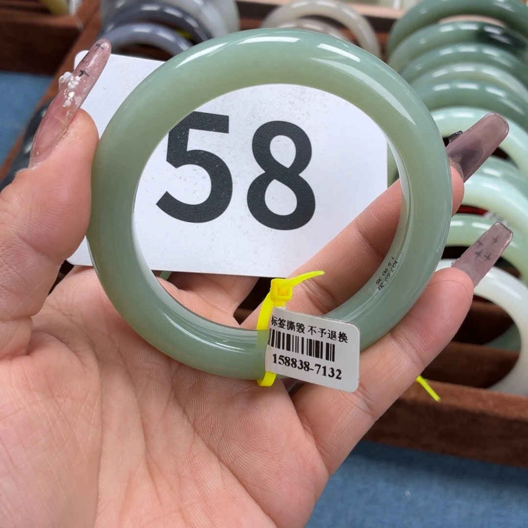 鱼***°和田玉未镶嵌手镯