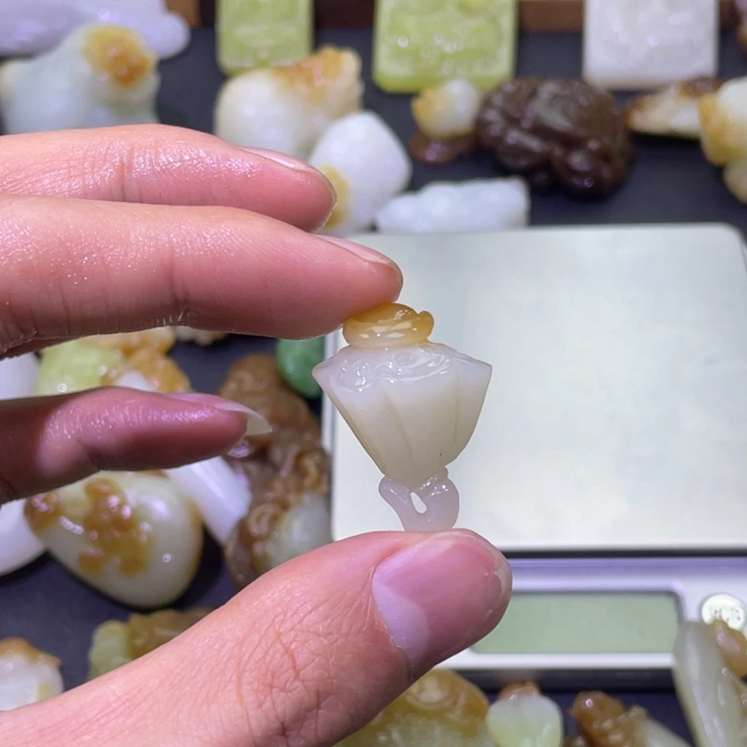 颈饰未镶嵌和田玉且末金山糖白莲蓬