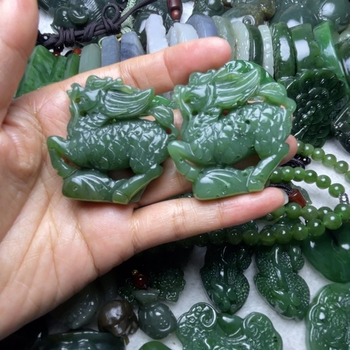 王***勋和田玉未镶嵌颈饰