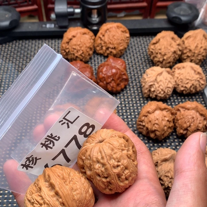 文玩核桃吊坠元宝