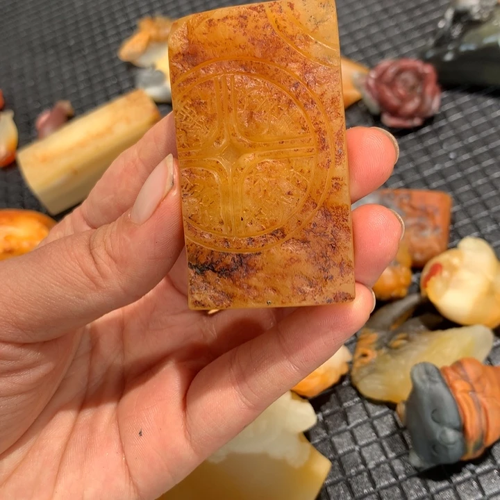 未镶嵌石英质玉（黄龙玉）颈饰
