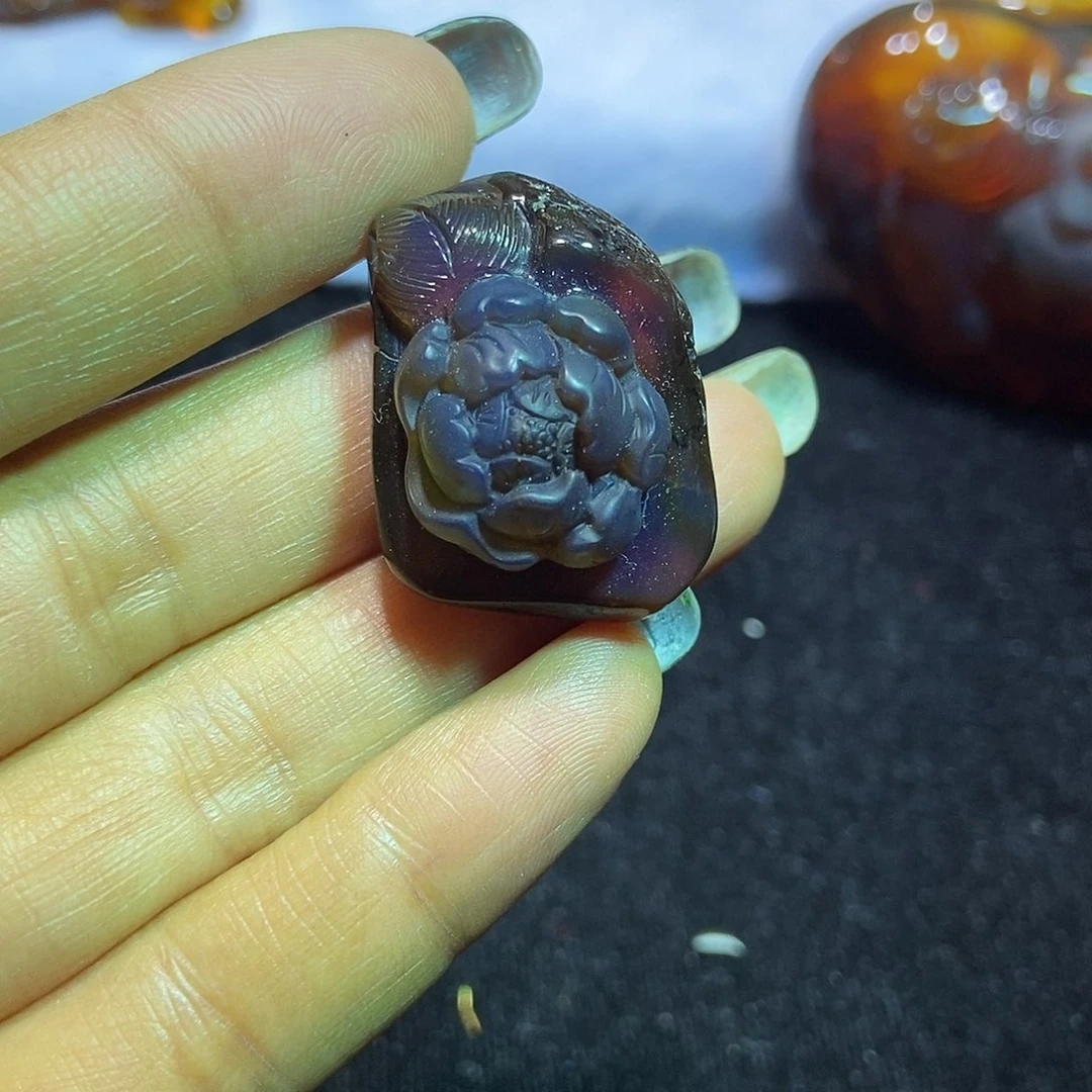 琥珀颈饰未镶嵌牡丹花