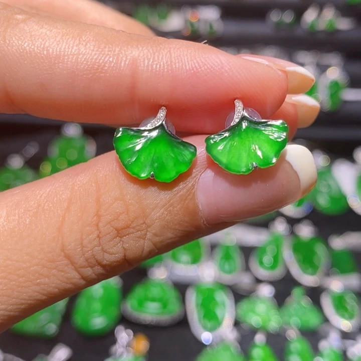 18K金镶嵌翡翠耳饰杏叶耳钉