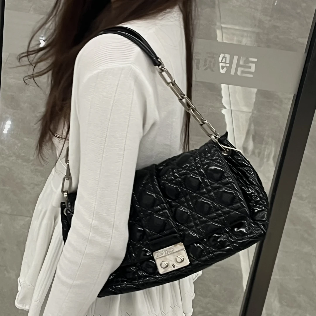 95新 DIOR/迪奥 95新黑银漆皮法棍链条单肩包