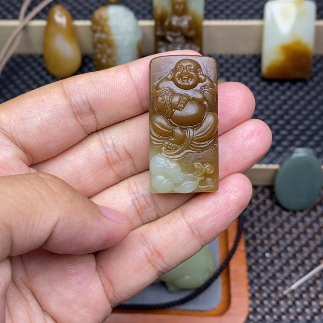 冷***情和田玉未镶嵌颈饰